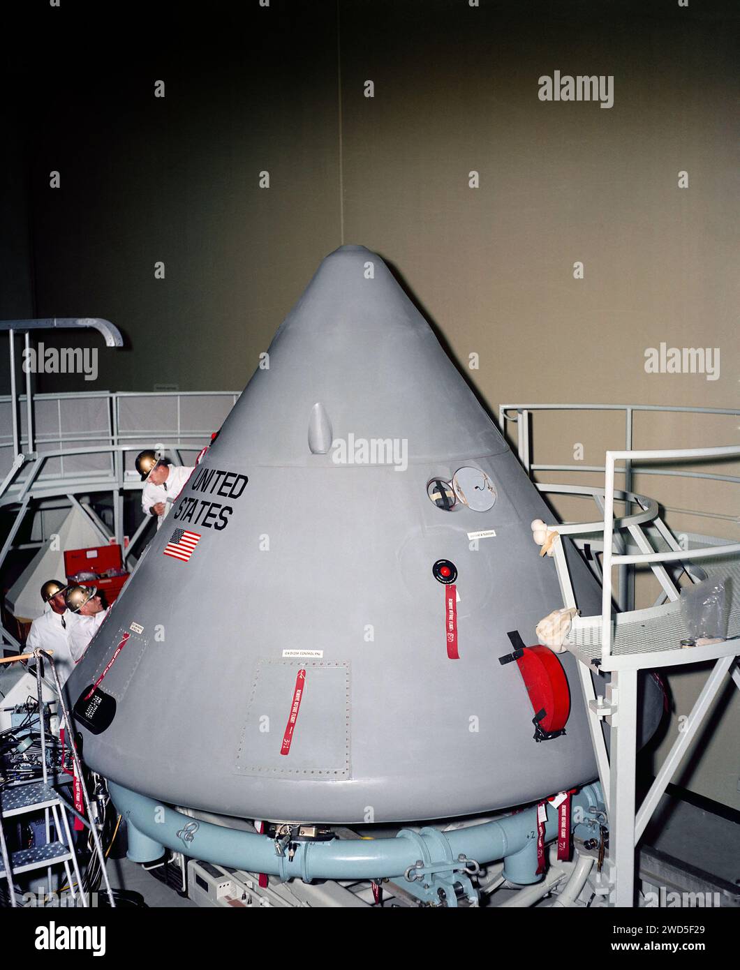 Vista dall'alto del modulo di comando 012 della navicella spaziale Apollo 1, guardando verso l'asse -Z, durante le operazioni di pre-spedizione nella chiusa aerea sud della Systems Integration and Checkout Facility, North American Aviation, California, USA, NASA, 24 agosto 1966 Foto Stock