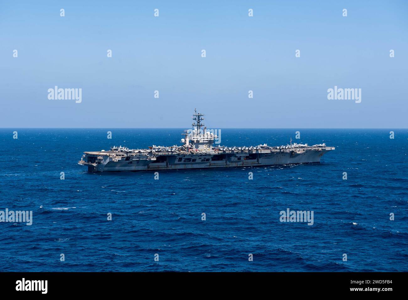 La portaerei USS Dwight D. Eisenhower (CVN 69) naviga nel Golfo di Aden, 18 dicembre 2023. Il Dwight D. Eisenhower Carrier Strike Group è schierato nell'area operativa della 5th Fleet degli Stati Uniti per sostenere la sicurezza marittima e la stabilità nella regione del Medio Oriente. (Foto della Marina degli Stati Uniti di Mass Communication Specialist di terza classe Nicholas Rodriguez) Foto Stock