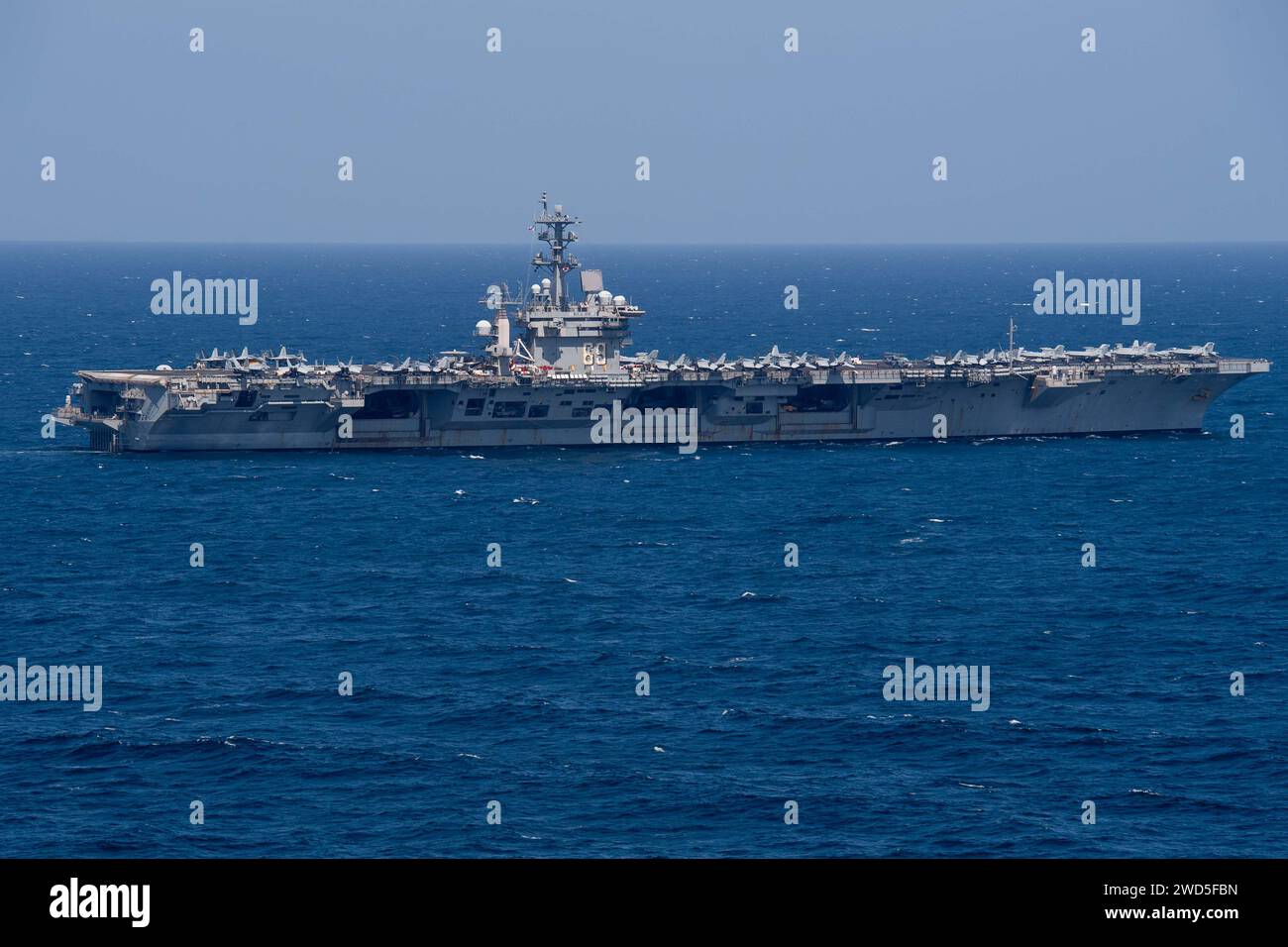 La portaerei USS Dwight D. Eisenhower (CVN 69) naviga nel Golfo di Aden, 18 dicembre 2023. Il Dwight D. Eisenhower Carrier Strike Group è schierato nell'area operativa della 5th Fleet degli Stati Uniti per sostenere la sicurezza marittima e la stabilità nella regione del Medio Oriente. (Foto della Marina degli Stati Uniti di Mass Communication Specialist di terza classe Nicholas Rodriguez) Foto Stock