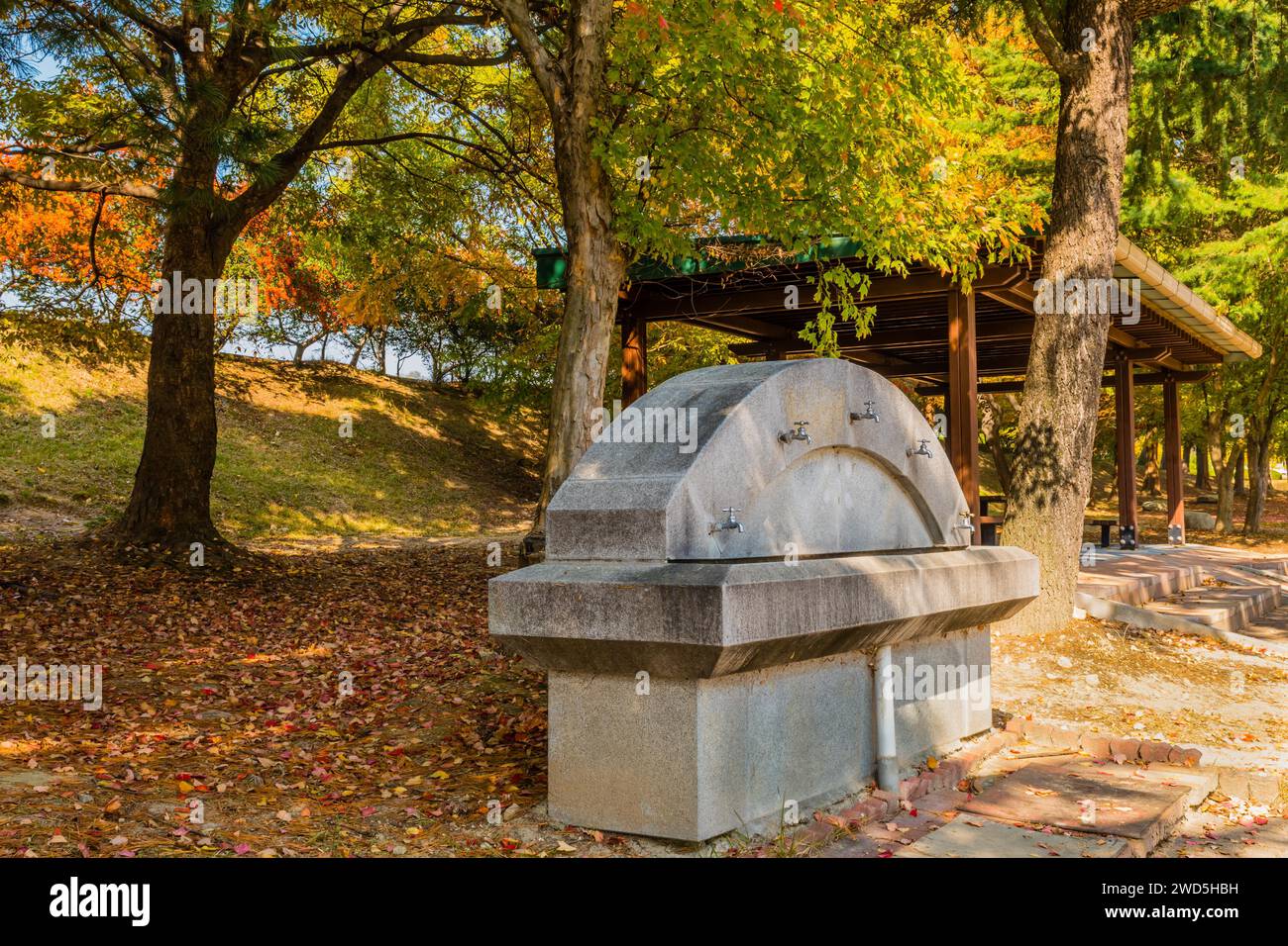 Fontana d'acqua in cemento per lavarsi le mani e riparo per picnic coperto nel parco pubblico, Corea del Sud, Corea del Sud, Corea del Sud Foto Stock