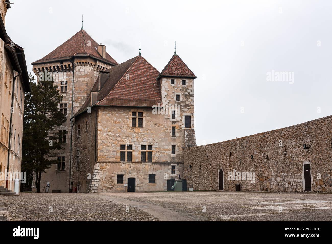 Annecy, Francia - 29 gennaio 2022: Lo Chateau d'Annecy è un castello restaurato che domina l'antica città francese di Annecy, nell'alta Savoia, Francia Foto Stock