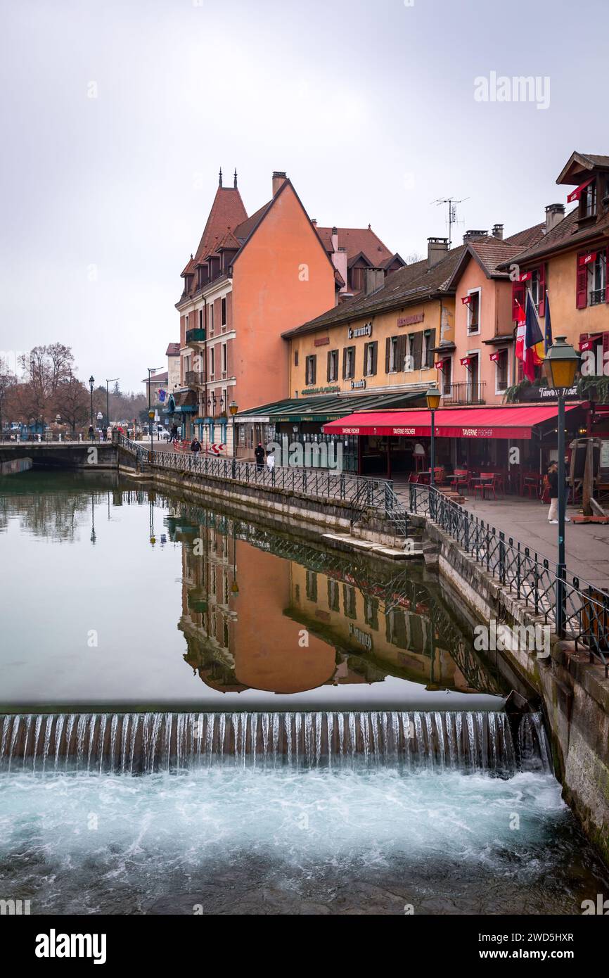 Annecy, Francia - 29 gennaio 2022: Vista panoramica dei bellissimi canali e degli edifici storici nel centro storico di Annecy, Rodano-Alpi, Francia. Foto Stock