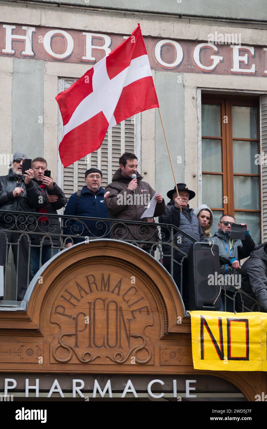 Annecy, Francia - 29 gennaio 2022: Gruppo di persone che manifestano contro l'oppressione statale del pass sanitario e la vacanza al pubblico in Annecy st Foto Stock