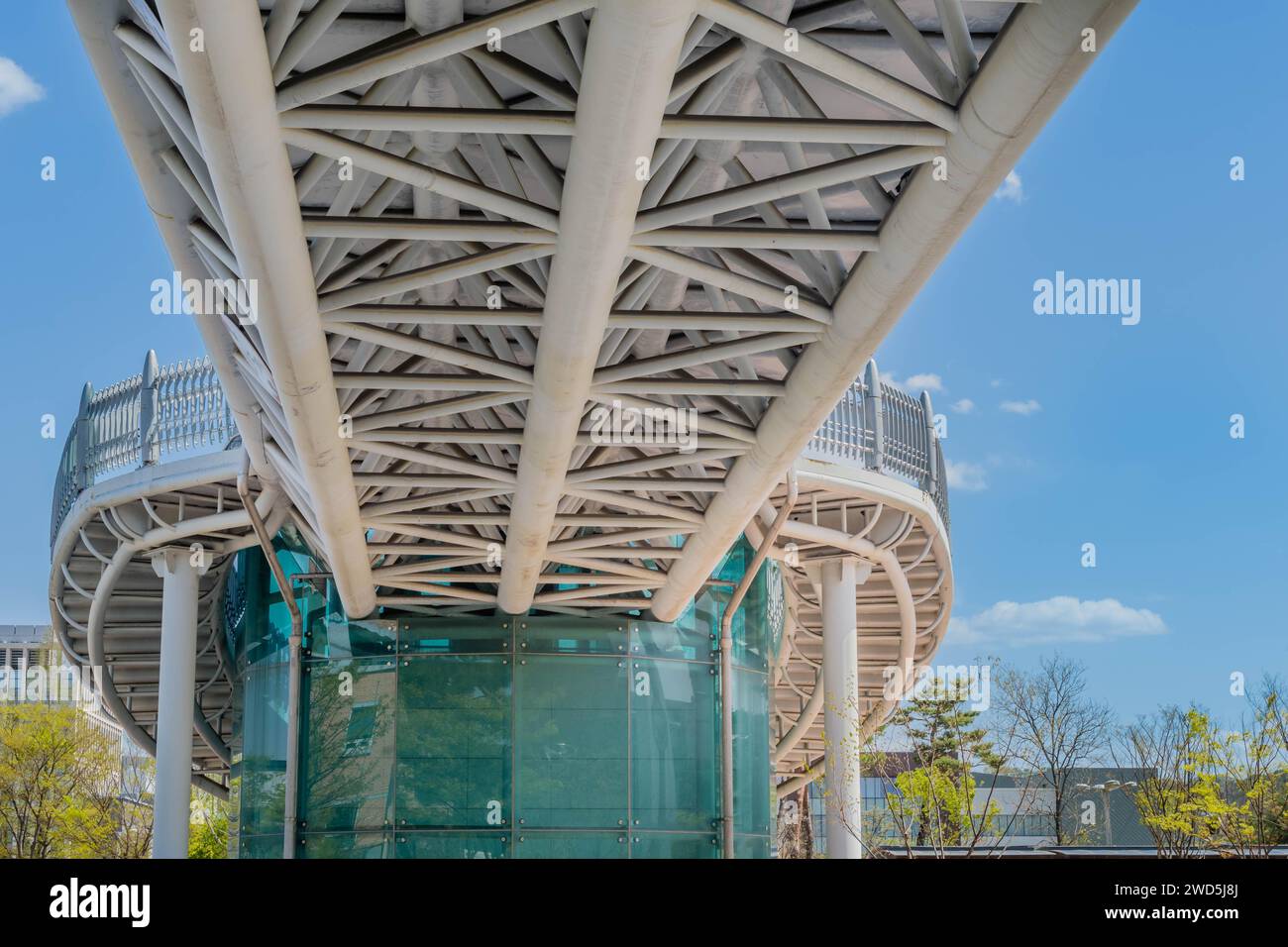 Lato inferiore della passerella pedonale di fronte alla strada collegata all'edificio in vetro, Corea del Sud, Corea del Sud Foto Stock