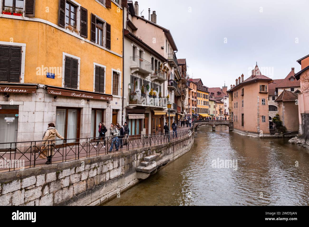 Annecy, Francia - 29 gennaio 2022: Vista panoramica dei bellissimi canali e degli edifici storici nel centro storico di Annecy, Rodano-Alpi, Francia. Foto Stock