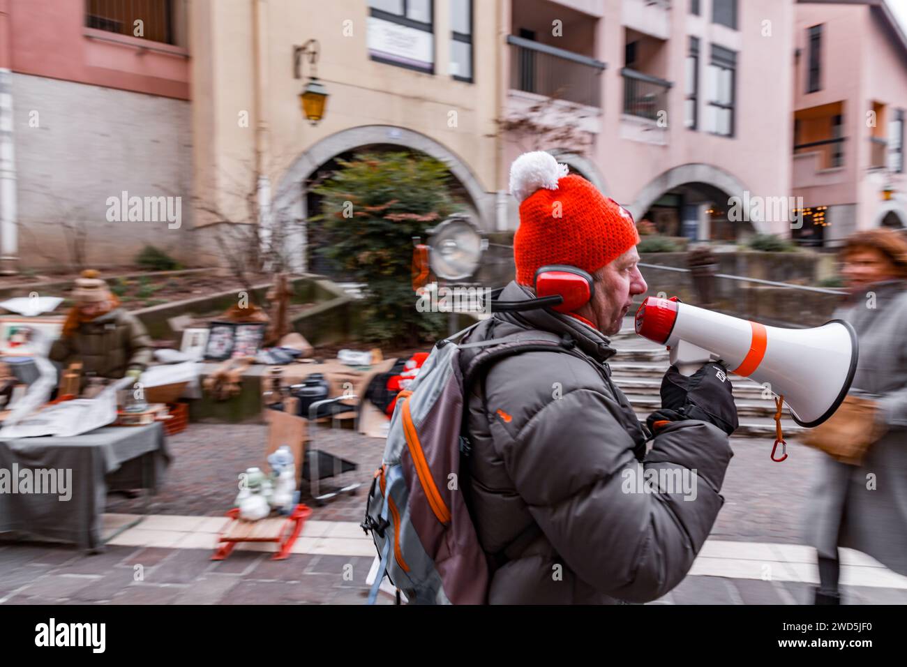 Annecy, Francia - 29 gennaio 2022: Gruppo di persone che manifestano contro l'oppressione statale del pass sanitario e la vacanza al pubblico in Annecy st Foto Stock