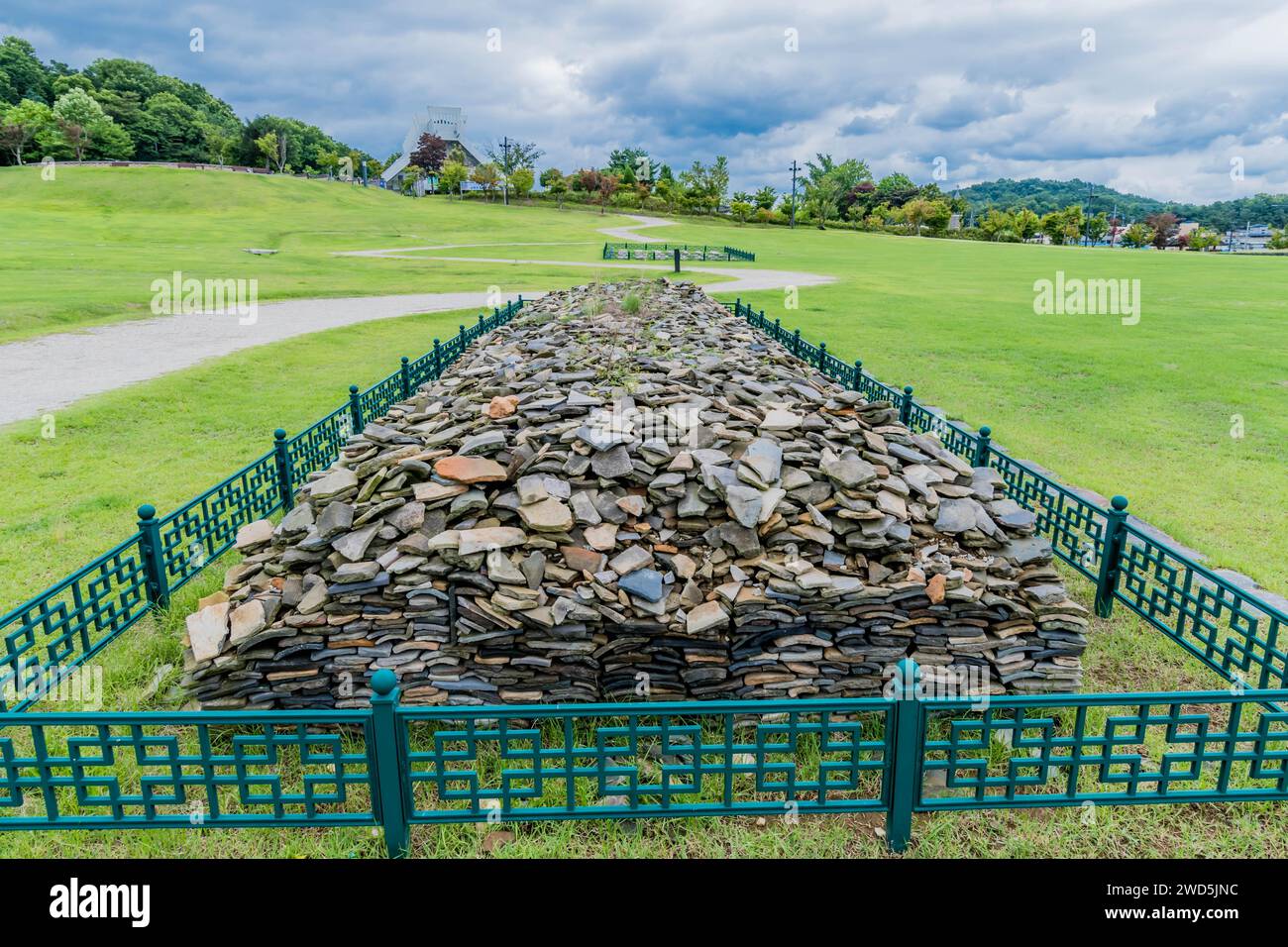 Collezione di tegole scavate nel sito archeologico all'interno della recinzione di ferro, Corea del Sud, Corea del Sud Foto Stock