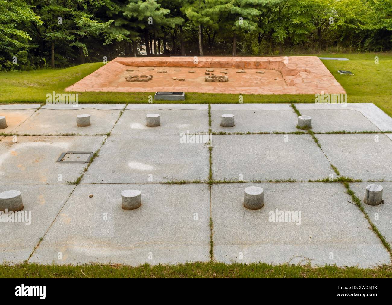 Impressioni concrete di antiche strutture rinvenute nel sito archeologico preistorico, Corea del Sud, Corea del Sud Foto Stock