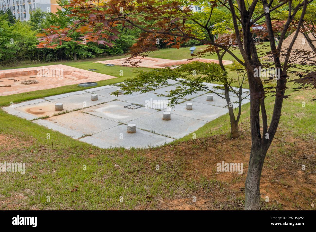 Impressioni concrete di antiche strutture rinvenute nel sito archeologico preistorico, Corea del Sud, Corea del Sud Foto Stock