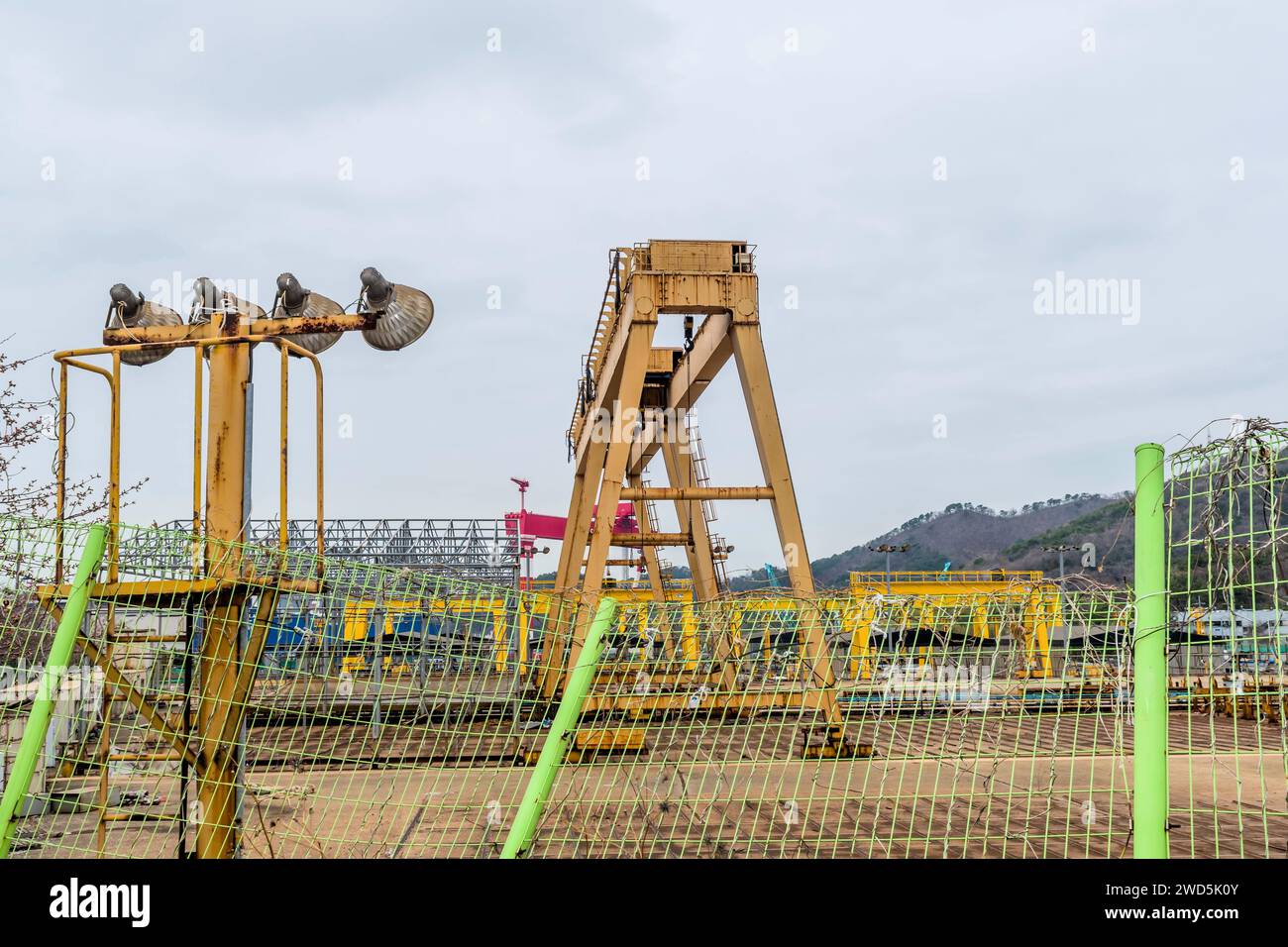 Proiettori industriali e impianti di costruzione navale nel cantiere navale nelle giornate nuvolose, Corea del Sud Foto Stock