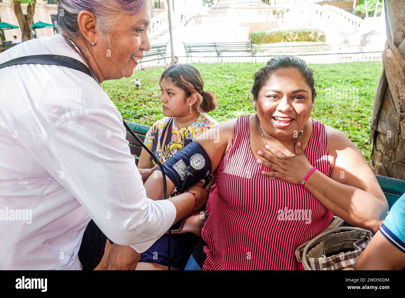 Merida Mexico, centro storico, donne donne donne donne donne donne, adulti, residenti, residenti, che offrono test della pressione sanguigna gratuiti Foto Stock