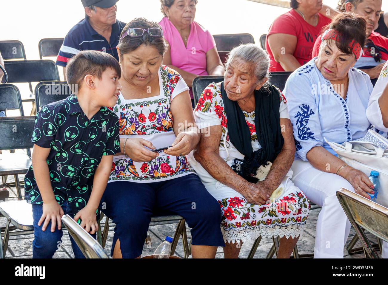 Merida Mexico, centro storico, parco pubblico Plaza grande, attività settimanali per famiglie, ragazzo nipote nonna, donna Foto Stock