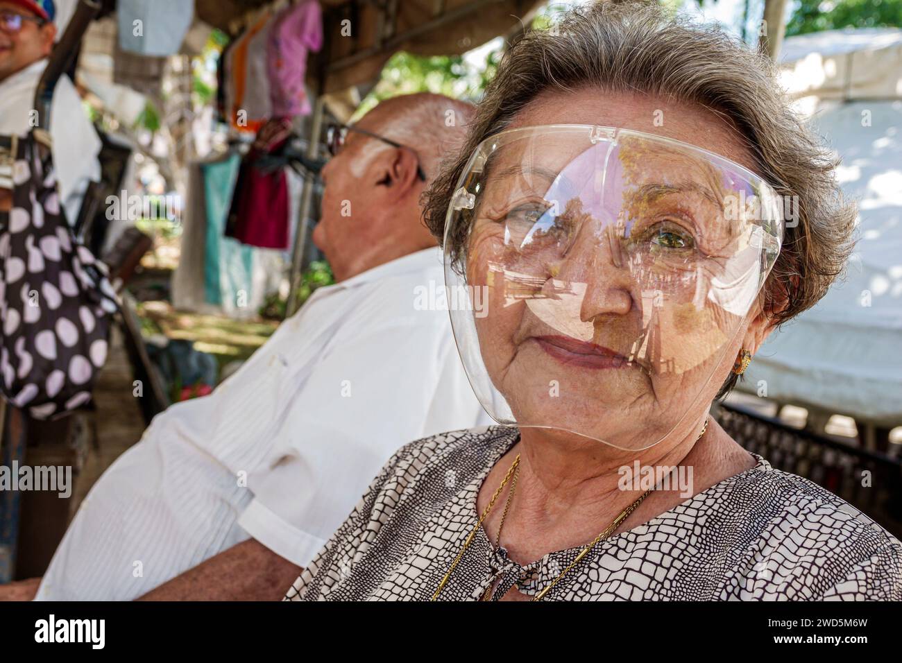 Merida Mexico, centro storico, parco pubblico Plaza grande, donna anziana che indossa una maschera trasparente protettiva completa, Covid-19 Foto Stock