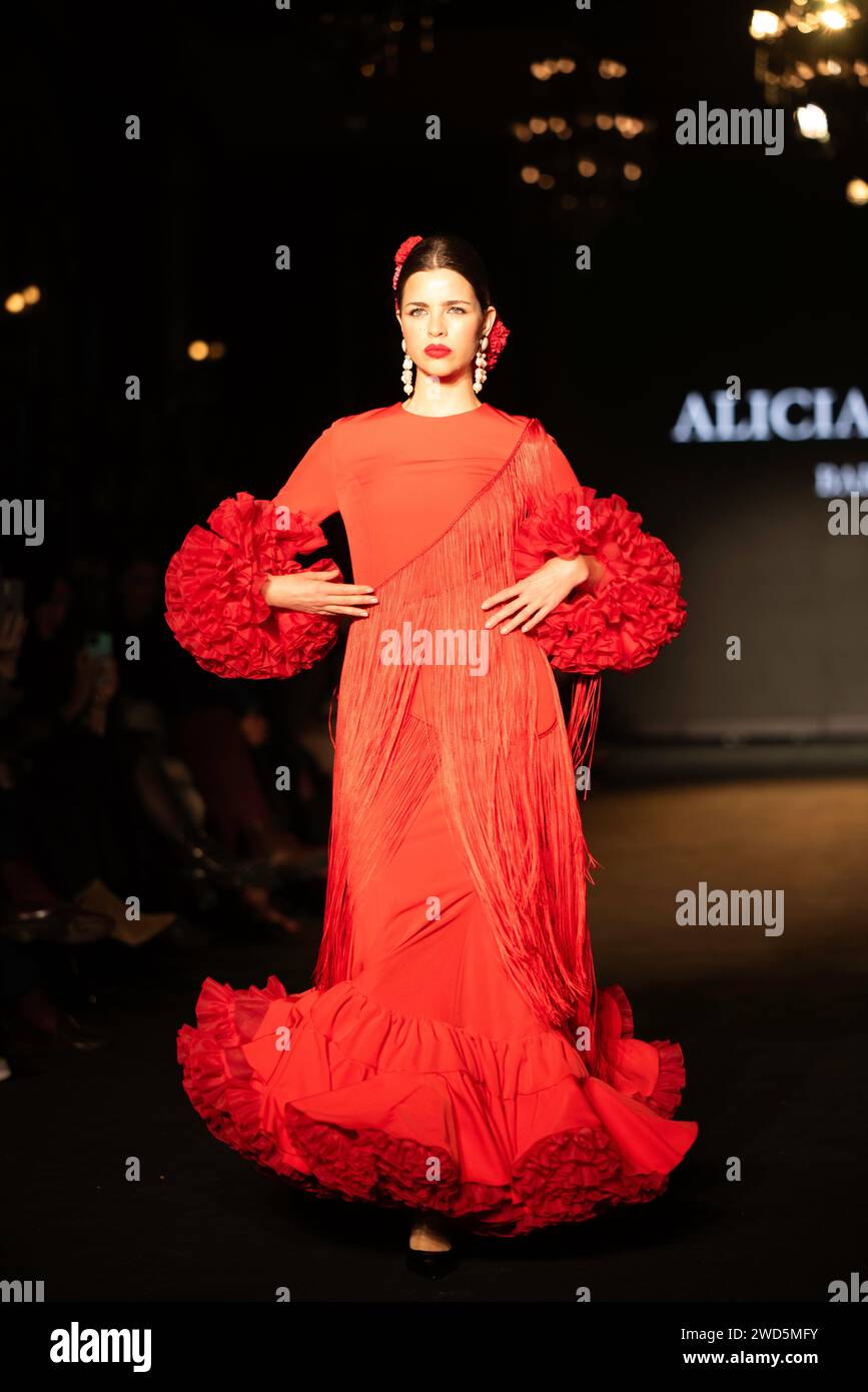 SIVIGLIA 19/01/2024/ ALICIA SUAREZ presto su Colección DE TRAJES DE FLAMENCA EN XII edición de We Love FLAMENC Foto Stock