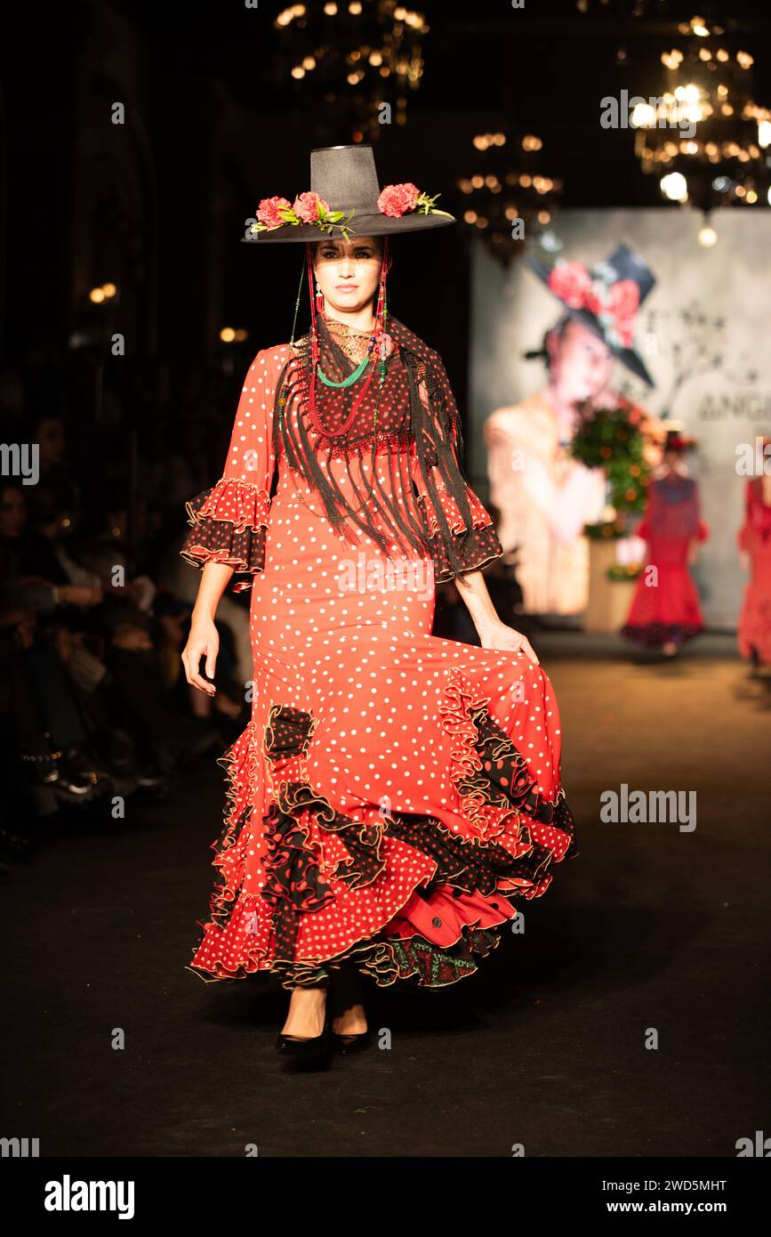 SIVIGLIA 19/01/2024/ ALICIA SUAREZ presto su Colección DE TRAJES DE FLAMENCA EN XII edición de We Love FLAMENC Foto Stock