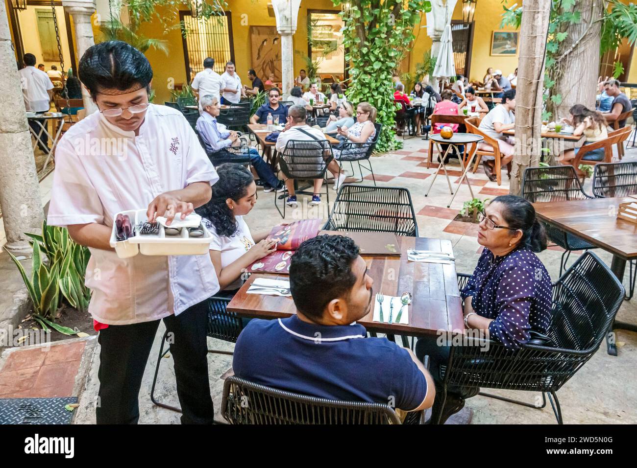 Merida Mexico, centro storico, centro storico, ristorante del parco Parque de Santa Lucia, cena fuori, caffè informale, bistrot, affari Foto Stock