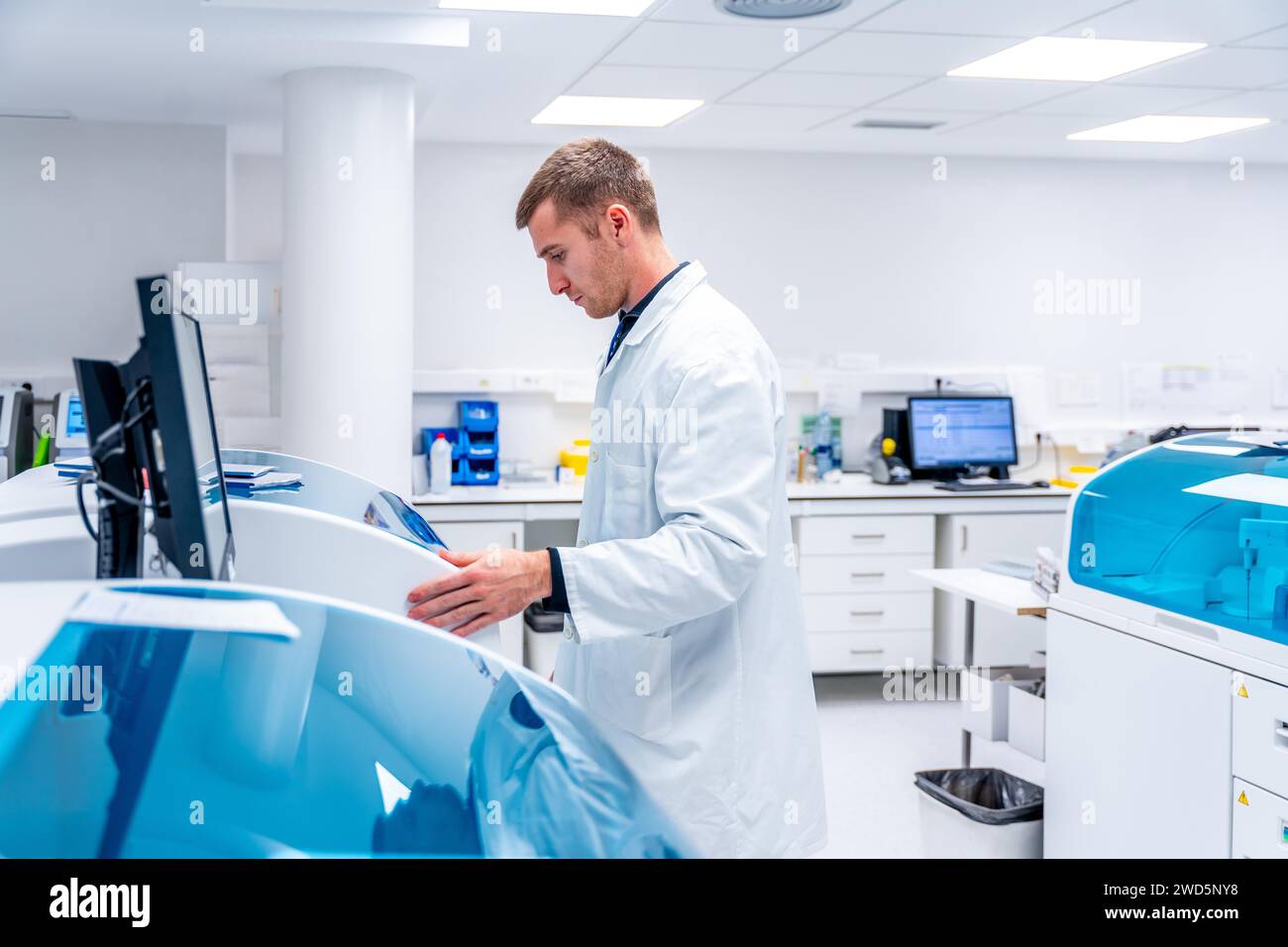 Medico che utilizza una macchina innovativa in un laboratorio di anatomia patologica ricerca in un ospedale Foto Stock