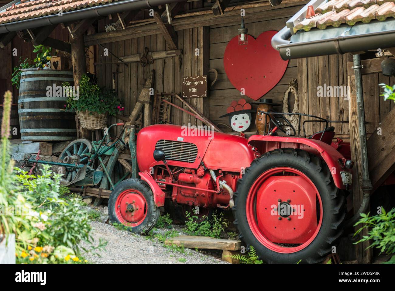 Mulino storico e trattore vecchio, Muehlenweg, Ottenhoefen, Ortenau, Foresta Nera, Baden-Wuerttemberg, Germania Foto Stock