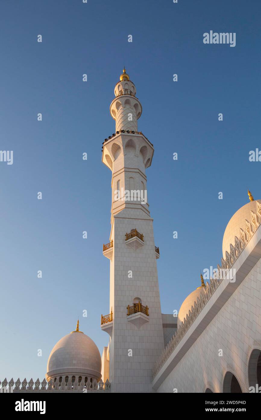 La luce del tardo pomeriggio colpisce il minareto di Abu Dhabi, Emirati Arabi Uniti Foto Stock