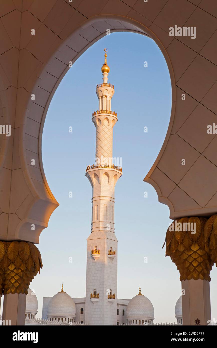 La luce del tardo pomeriggio colpisce il minareto di Abu Dhabi, Emirati Arabi Uniti Foto Stock
