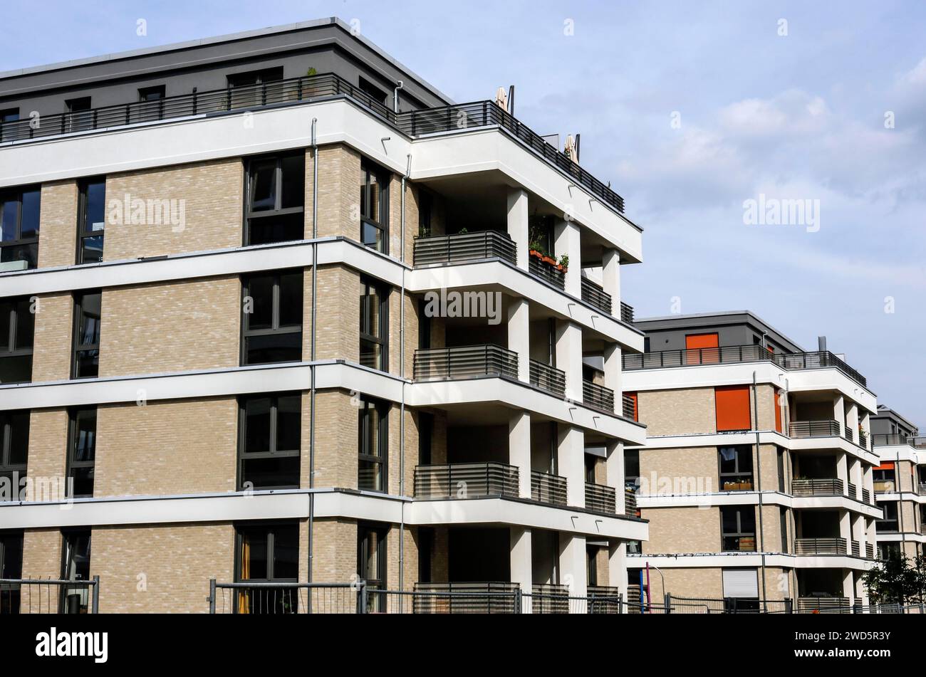 Nuovo quartiere di sviluppo con 600 appartamenti di nuova costruzione nella St. Marien Residential Park nel quartiere Neukoelln di Berlino, Berlino, 05/09/2022 Foto Stock