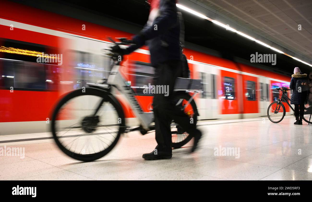 Metropolitana S-Bahn, treno, binario, fermata, stazione Stadtmitte, trasporti pubblici, effetto movimento, viaggiatori, e-bike, biciclette, ciclisti Foto Stock