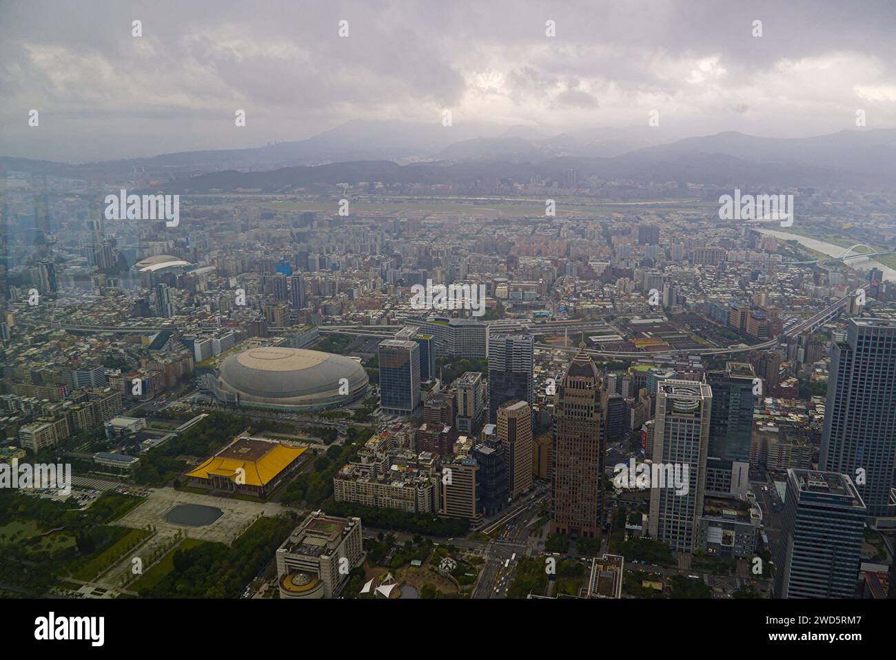 Vista della città di Taipei dall'alto dell'edificio 101. Foto Stock