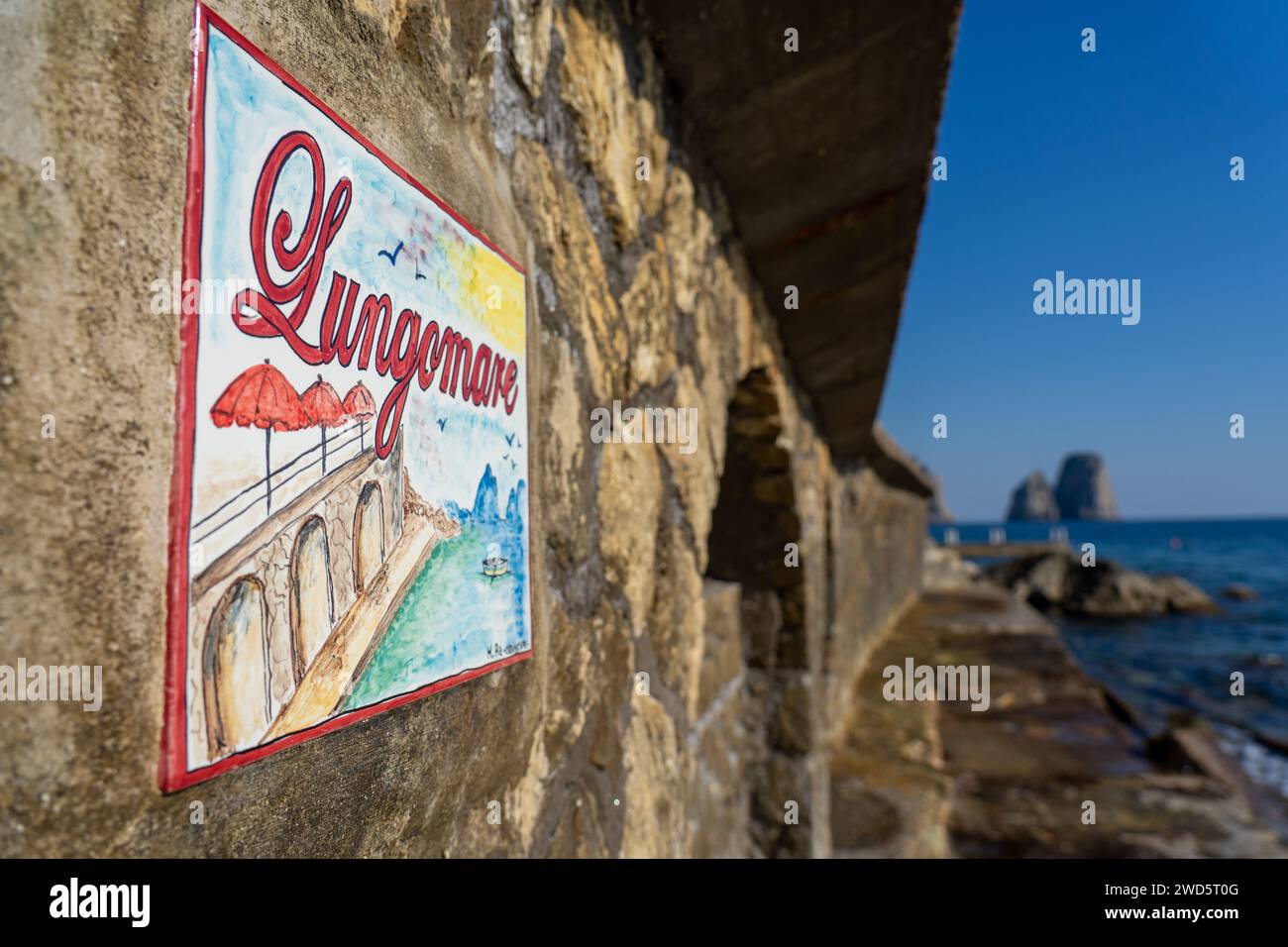 Piccolo porticciolo con un vecchio edificio sul mare sulla sinistra. Isola di Capri - Napoli - Italia Foto Stock