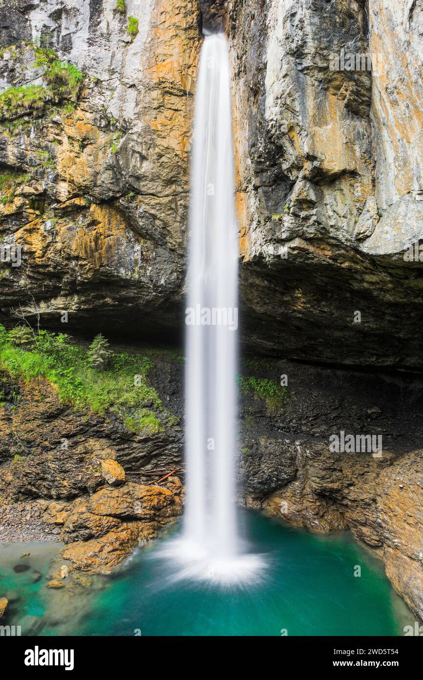 Cascata sul Passo di Klausen, Glarona, Svizzera Foto Stock