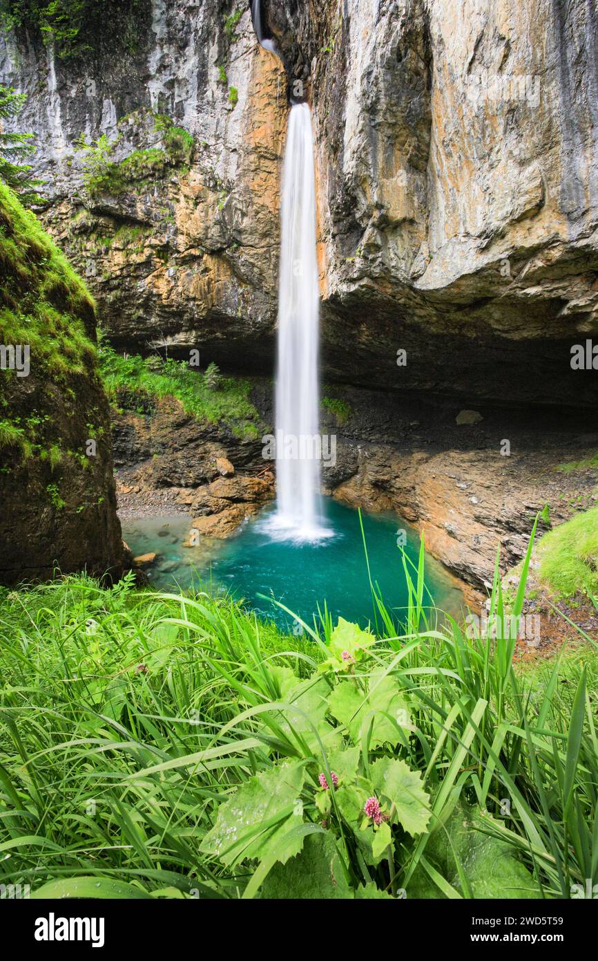 Cascata sul Passo di Klausen, Glarona, Svizzera Foto Stock