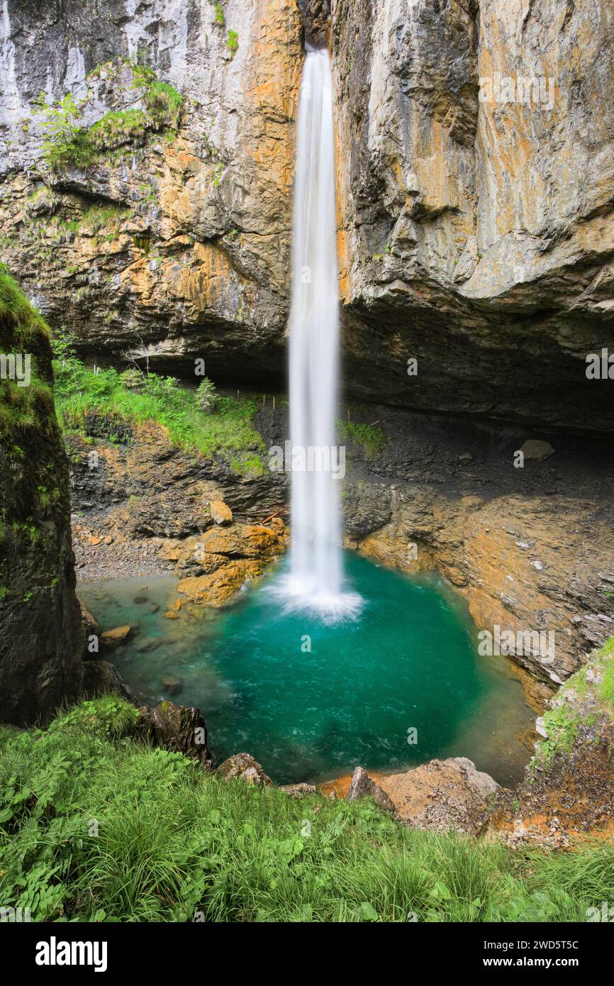 Cascata sul Passo di Klausen, Glarona, Svizzera Foto Stock