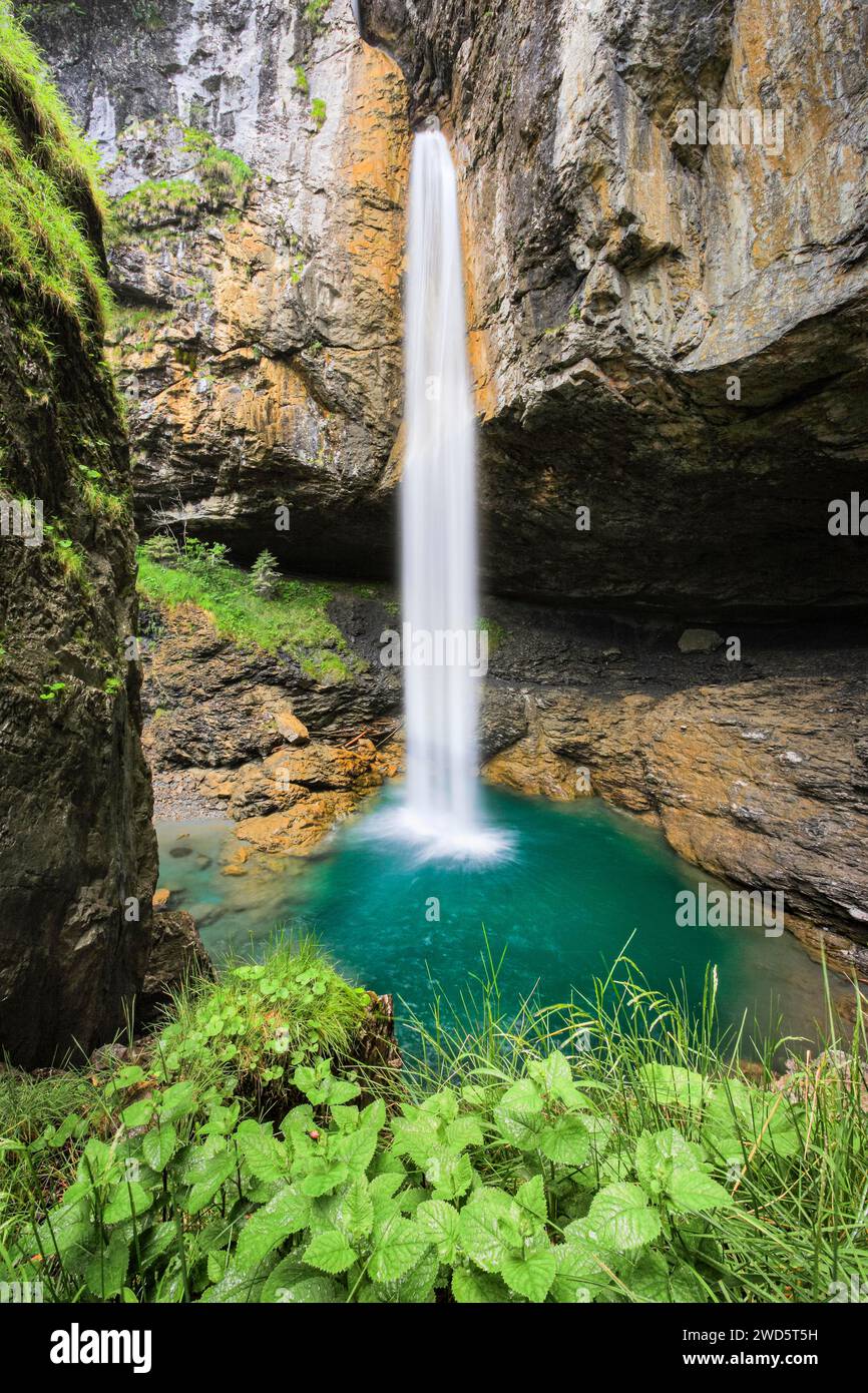Cascata sul Passo di Klausen, Glarona, Svizzera Foto Stock