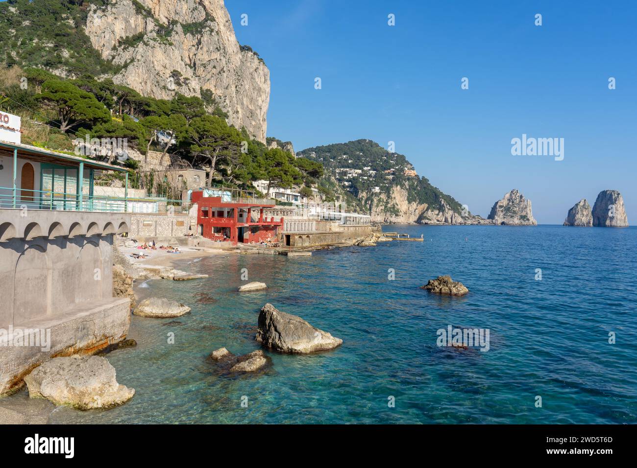 Baia sull'isola di Capri con acque turchesi cristalline, Capri - Italia Foto Stock