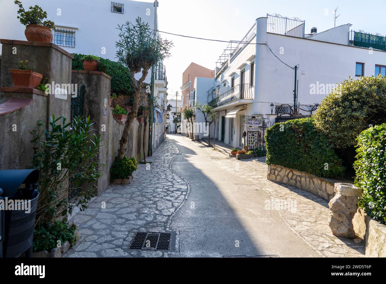 via divisa tra ombra e sole ad Anacapri. Isola di Capri-Napoli- Italia. Foto Stock