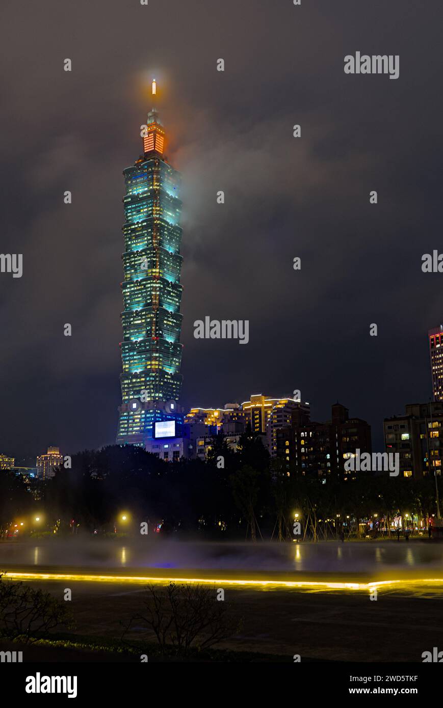 Taipei 101 Tower in una notte nebbia. Foto Stock