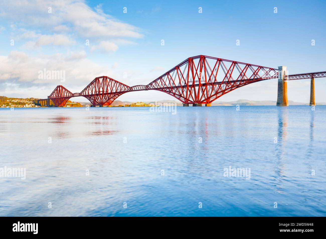 Vista del ponte ferroviario rosso Forth Bridge presso l'estuario Firth of Forth vicino a South Queensferry, Scozia, Gran Bretagna Foto Stock