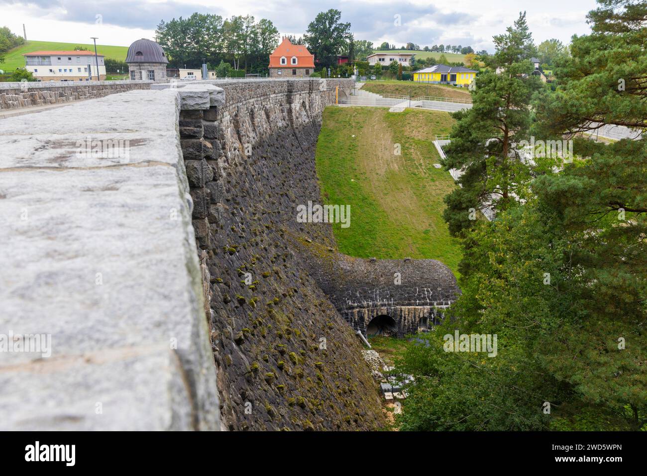 Dopo l'alluvione del 2002, la diga di Malter fu potenziata con una nuova strada di emergenza, Malter, Sassonia, Germania Foto Stock