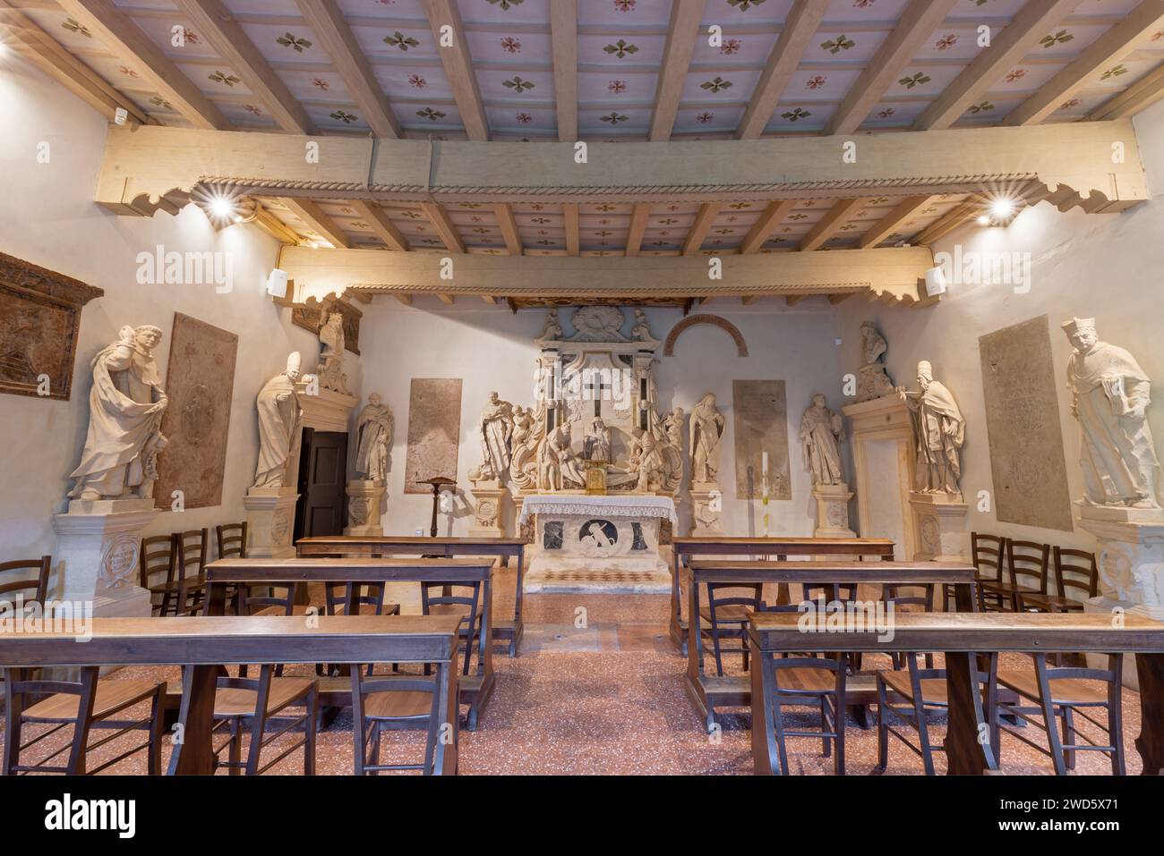 VICENZA, ITALIA - 7 NOVEMBRE 2023: La sala del capitolo nel chruch Chiesa di Santa Corona con l'altare (sepoltura di Gesù) di Giovanni Calvi Foto Stock