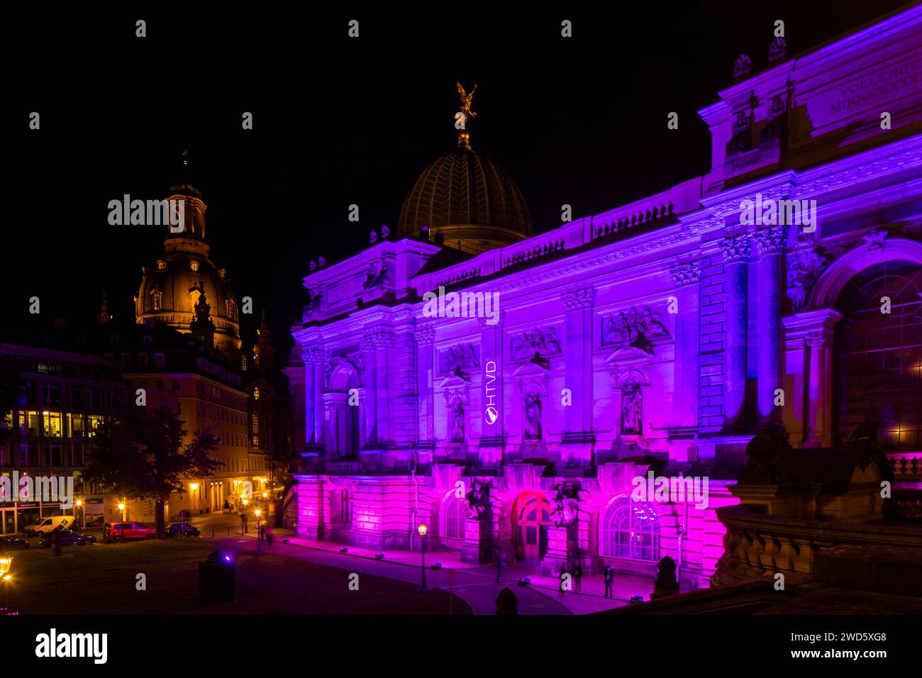 Edificio della nuova Associazione d'Arte sassone in Georg Treu Platz, illuminata a colori. Con la Chiesa di nostra Signora, Lemon press e fama, Dresda, Sassonia Foto Stock