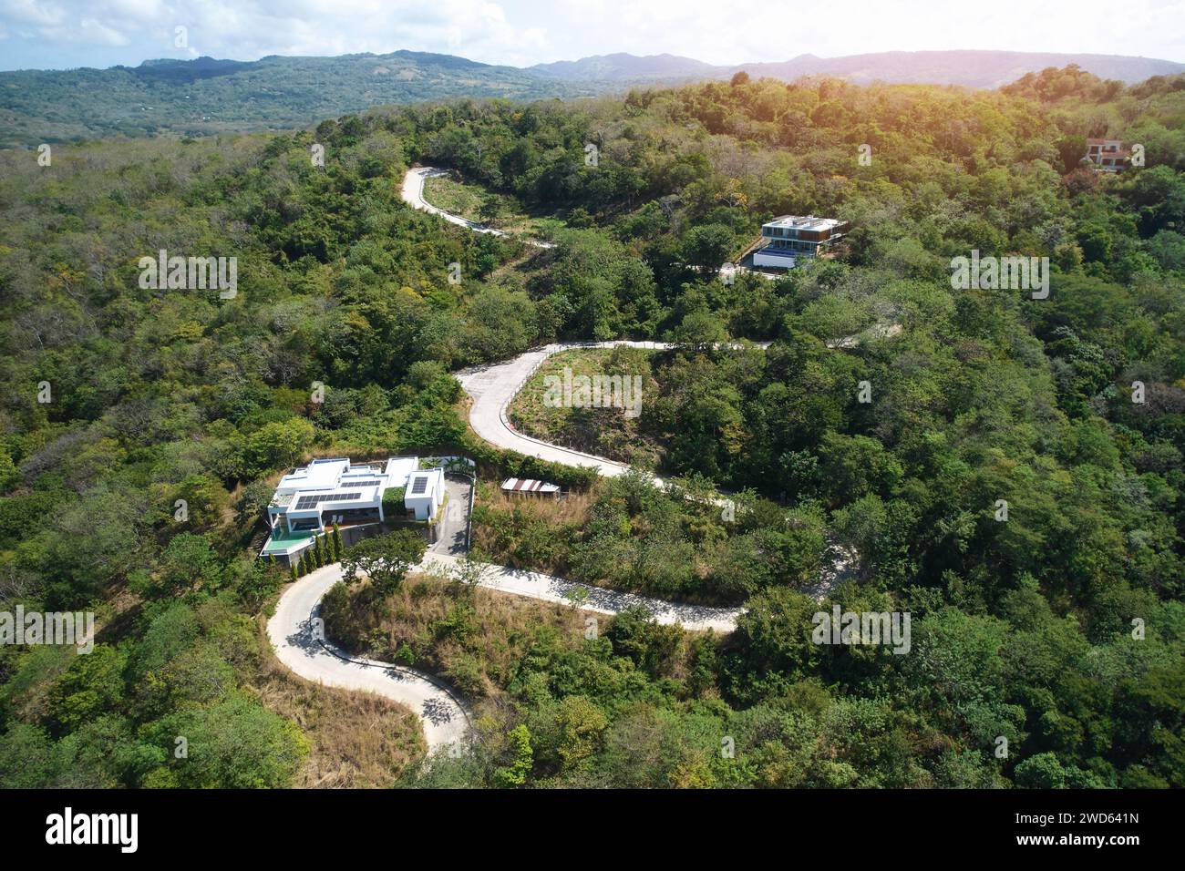 Ville di lusso su verde collina con vista aerea droni Foto Stock