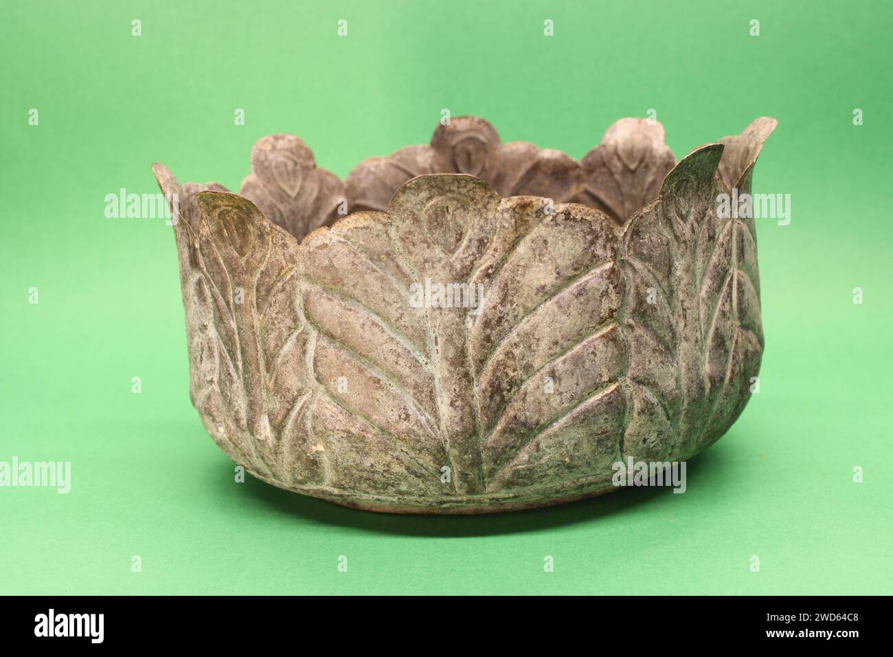 Tigela decorada em latão. Ciotola decorata in ottone. Bol décoré en laiton. Foto Stock