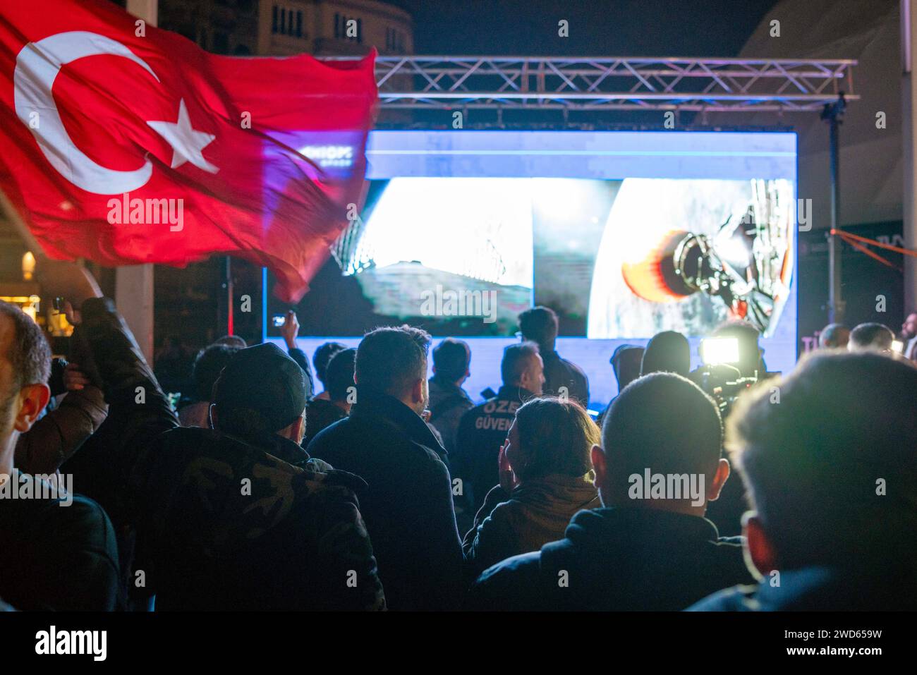 Beyoglu, Istanbul, Turchia. 19 gennaio 2024. Centinaia di persone nella Piazza Taksim di Istanbul, hanno assistito al lancio della navicella Dragon per la missione spaziale Axiom Mission-3 (Ax-3) il 19 gennaio 2024 alle 16,49 ora locale degli Stati Uniti (TSI 00.49) nell'ambito del progetto della Turchia di inviare gli esseri umani nello spazio per la prima volta, la navicella Dragon è stata lanciata con successo sulla stazione spaziale Internazionale (ISS) con il razzo SpaceX Falcon 9 dal centro spaziale in Florida. (Immagine di credito: © tolga Uluturk/ZUMA Press Wire) SOLO USO EDITORIALE! Non per USO commerciale! Foto Stock