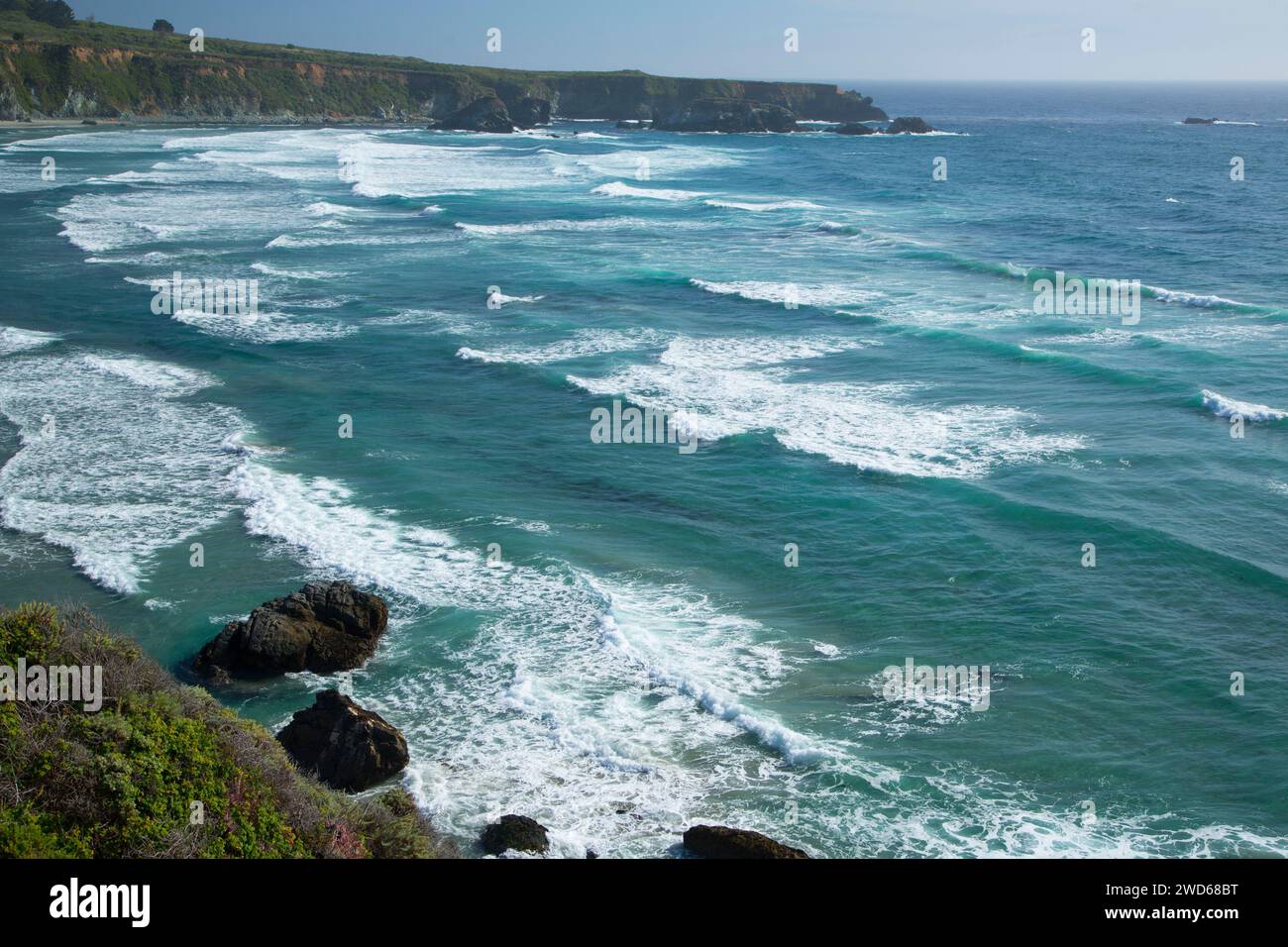 Costeggia lungo il sentiero scosceso vicino a Prewett Creek, Los Padres National Forest, Big Sur Coast Highway Scenic Byway, California Foto Stock