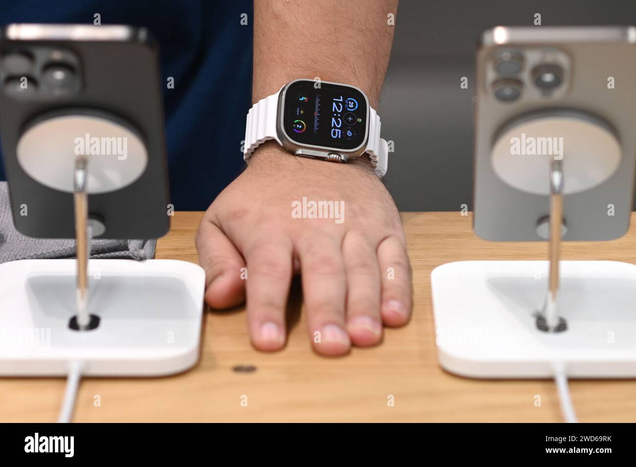 New York, USA. 18 gennaio 2024. Vista di un Apple Watches indossato da un addetto alle vendite come tribunale che sostiene il divieto di vendita di Apple Watches con sensori di ossigeno nel sangue, New York, NY, 18 gennaio 2024. Apple ha rimosso entrambi i sensori di ossigeno nel sangue e disattivato l'App, evitando il divieto di vendita dei modelli serie 9 e Ultra 2. (Foto di Anthony Behar/Sipa USA) credito: SIPA USA/Alamy Live News Foto Stock