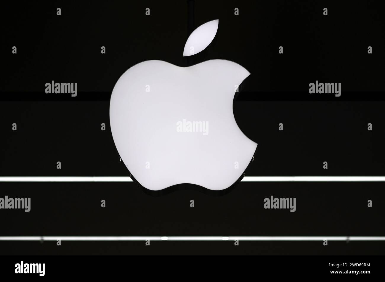 New York, USA. 18 gennaio 2024. Vista di un logo Apple presso un punto vendita Apple dopo che i tribunali hanno confermato il divieto di vendita di orologi Apple con sensori di ossigeno nel sangue, New York, NY, 18 gennaio 2024. Apple ha rimosso entrambi i sensori di ossigeno nel sangue e disattivato l'App, evitando il divieto di vendita dei modelli serie 9 e Ultra 2. (Foto di Anthony Behar/Sipa USA) credito: SIPA USA/Alamy Live News Foto Stock