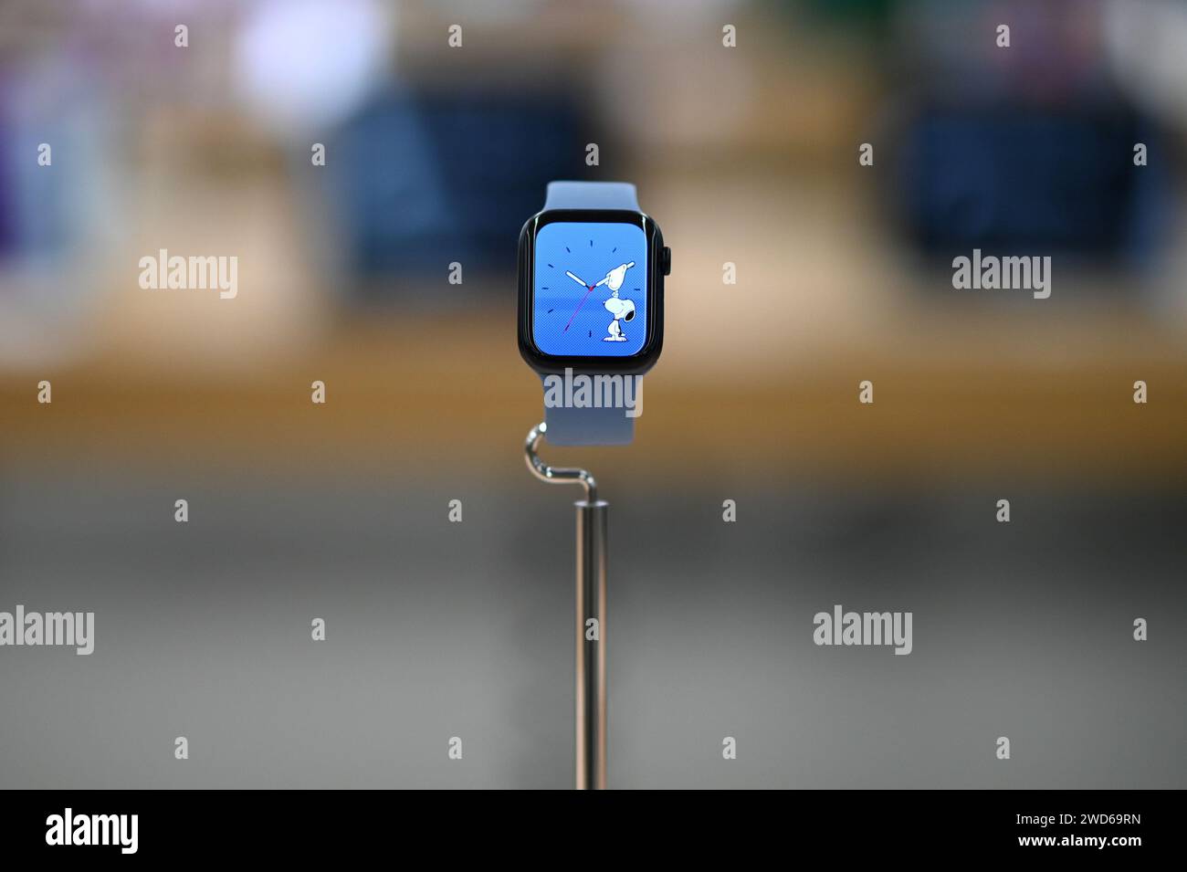 New York, USA. 18 gennaio 2024. Vista di un Apple Watch in mostra in un negozio Apple dopo che i tribunali hanno approvato il divieto di vendita di Apple Watches con sensori di ossigeno nel sangue, New York, NY, 18 gennaio 2024. Apple ha rimosso entrambi i sensori di ossigeno nel sangue e disattivato l'App, evitando il divieto di vendita dei modelli serie 9 e Ultra 2. (Foto di Anthony Behar/Sipa USA) credito: SIPA USA/Alamy Live News Foto Stock