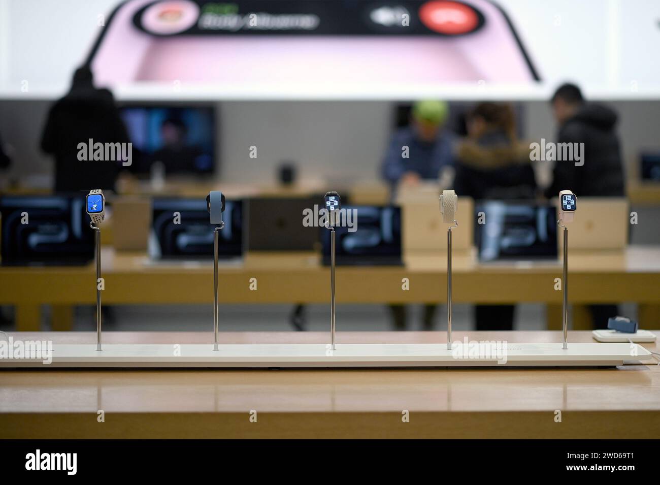 New York, USA. 18 gennaio 2024. Vista di un Apple Watches in mostra presso un negozio Apple dopo che i tribunali hanno approvato il divieto di vendita di Apple Watches con sensori di ossigeno nel sangue, New York, NY, 18 gennaio 2024. Apple ha rimosso entrambi i sensori di ossigeno nel sangue e disattivato l'App, evitando il divieto di vendita dei modelli serie 9 e Ultra 2. (Foto di Anthony Behar/Sipa USA) credito: SIPA USA/Alamy Live News Foto Stock