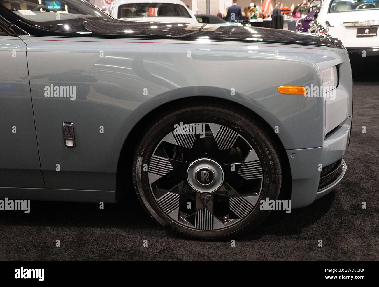 Philadelphia, Pennsylvania, U.S.A - 14 gennaio 2024 - i cerchi anteriori in lega del colore azzurro della Rolls-Royce Phantom del 2023 Foto Stock