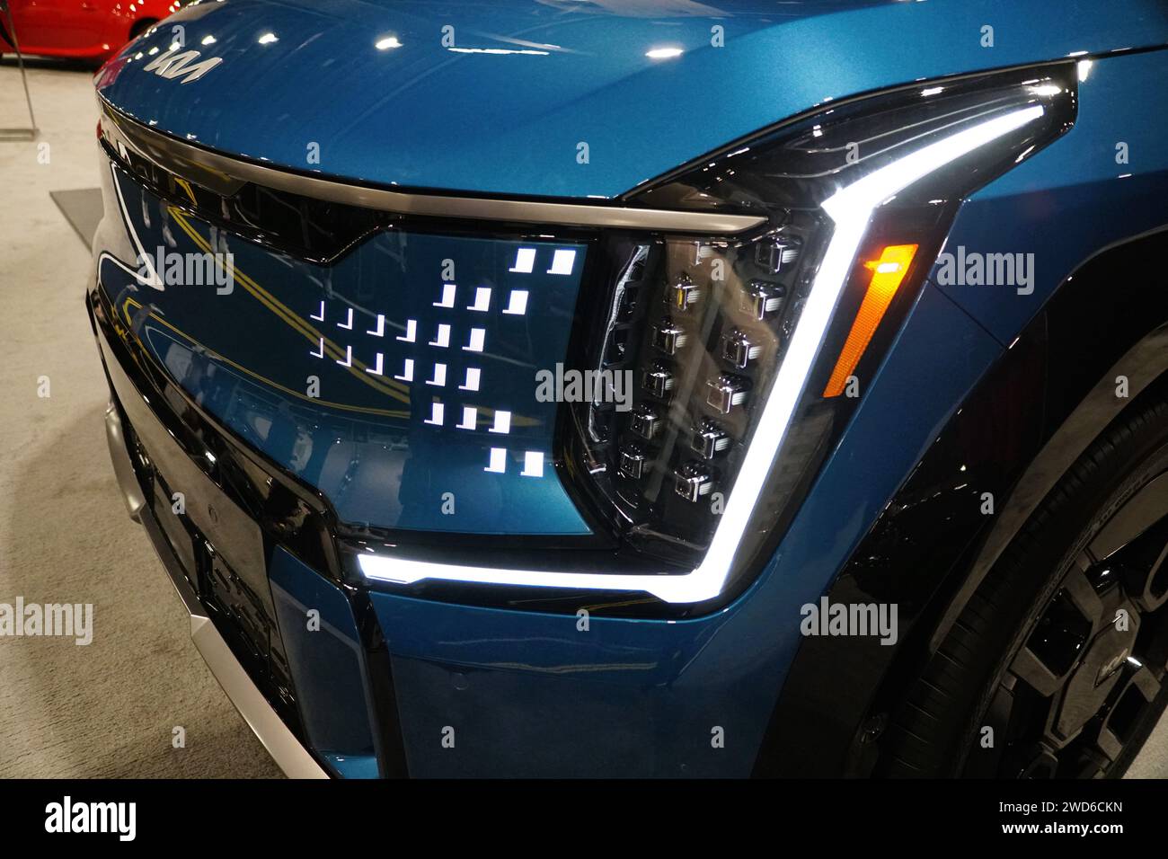 Philadelphia, Pennsylvania, Stati Uniti - 14 gennaio 2024 - primo piano del faro del colore blu del SUV completamente elettrico Kia EV9 2024 Foto Stock