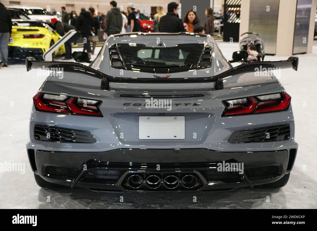 Philadelphia, Pennsylvania, U.S.A - 14 gennaio 2024 - la vista posteriore del colore argento della nuova Chevrolet Corvette Z06 del 2024 Foto Stock